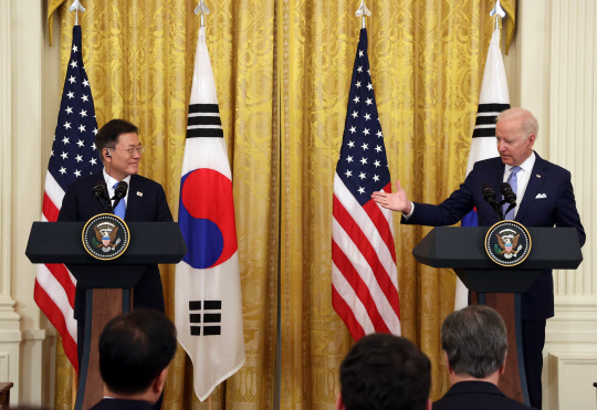 공동 기자회견 하는 한미정상       (워싱턴=연합뉴스) 최재구 기자 = 문재인 대통령과 조 바이든 미국 대통령이 21일 오후(현지시간) 백악관에서 정상회담 후 공동기자회견을 하고 있다.  2021.5.22      jjaeck9@yna.co.kr  (끝)